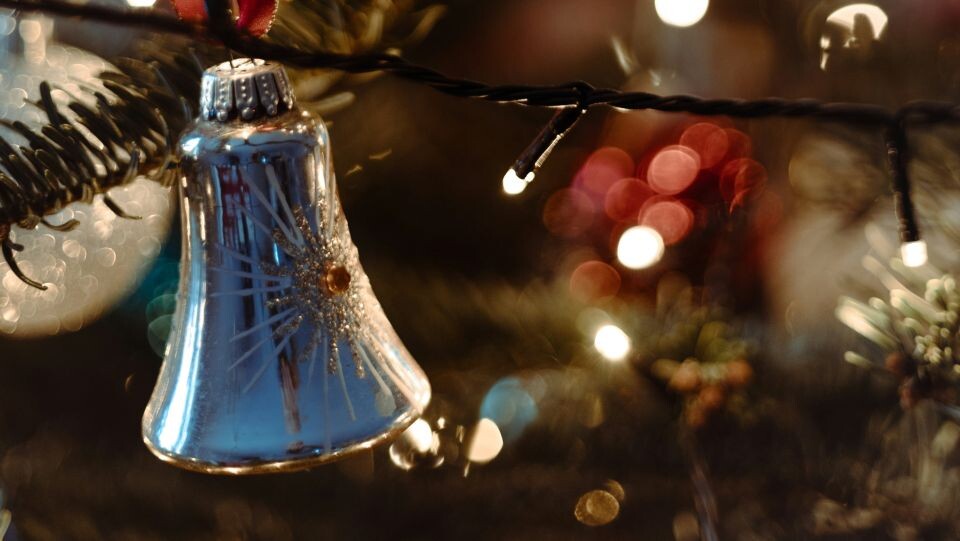    Колокольчик. Новый год. Елка. Источник: unsplash.com