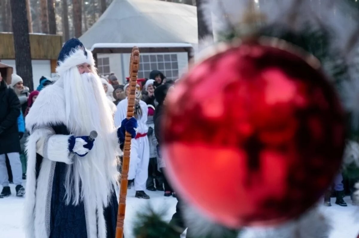    Официальная Резиденция Кузбасского Деда Мороза расположена на территории музея-заповедника «Томская Писаница» в деревне Писаная, в 50 километрах от Кемерова.