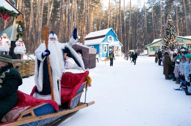    В резиденцию к Деду Морозу приходят рассказать стишок, спеть песню или загадать желание. Фото: пресс-служба музей-заповедника «Томская Писаница»