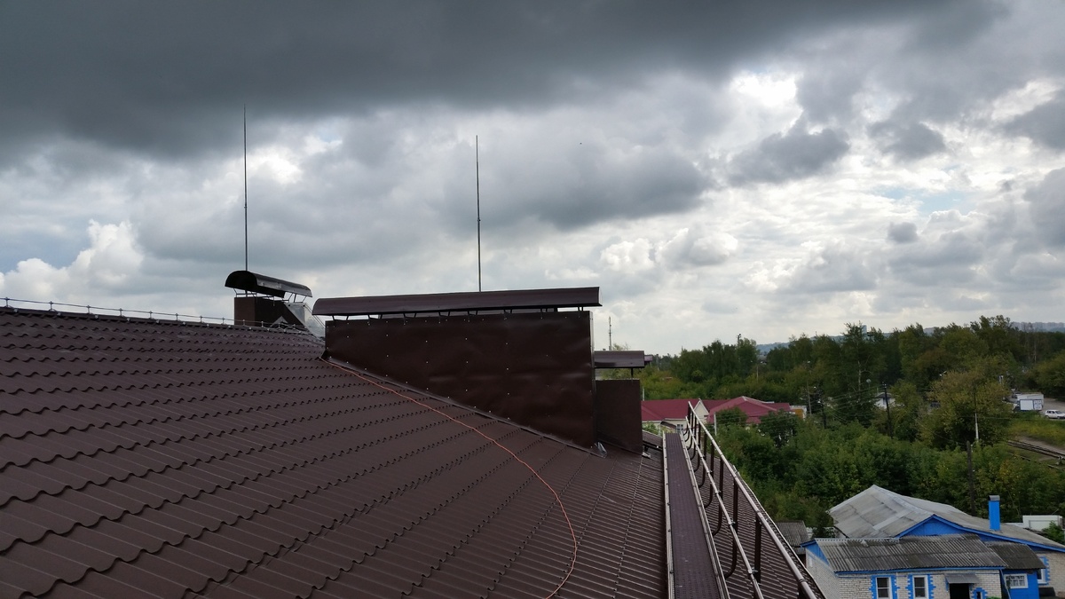 Рис.1 Молниезащита здания с кровлей из металлочерепицы - общий вид.