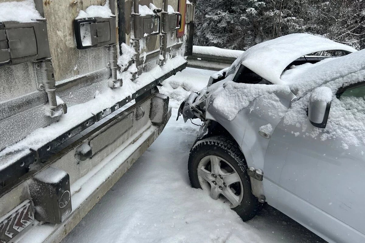    Школьница пострадала в ДТП с иномаркой и большегрузом в Бурятии