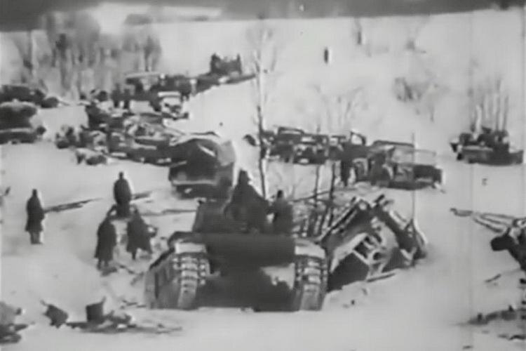 Колонна танков КВ-1 двигается мимо разбитой немецкой техники