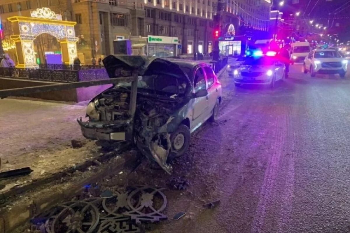    Автомобиль Peugeot протаранил забор на площади Революции в Челябинске