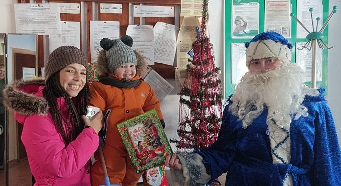 Мама и дочка получили подарок от Деда Мороза