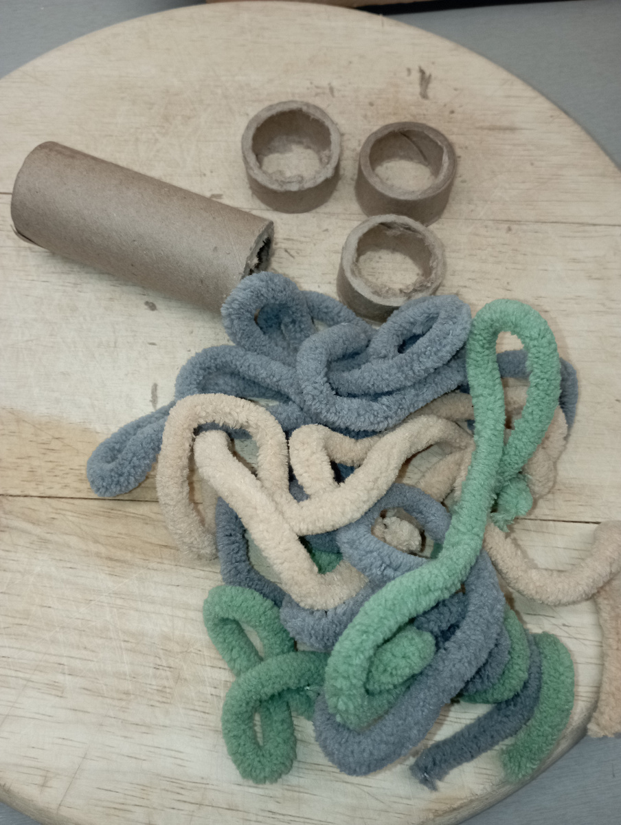 Обмотала картонное основание пряжей