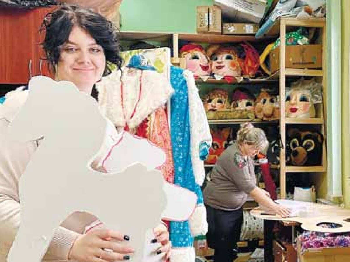 Украшения вырезают из толстого пенопласта