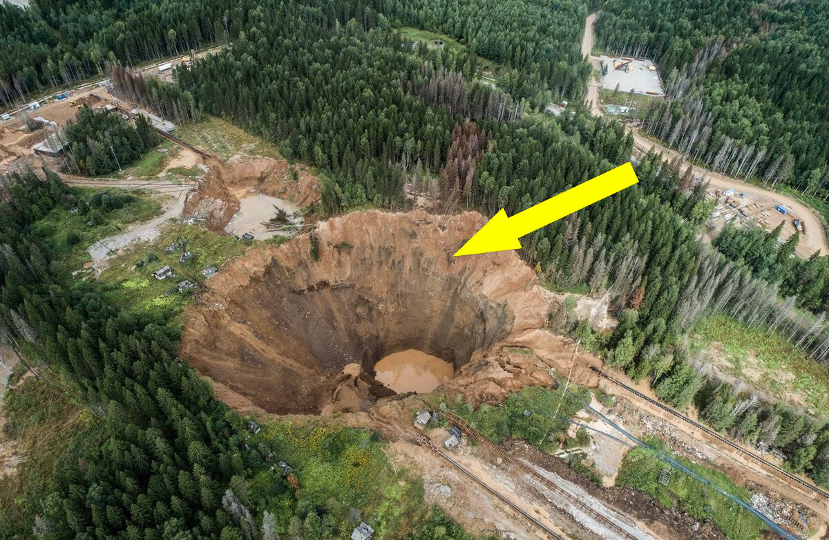    В России образовалась карстовая воронка: последствия и причины