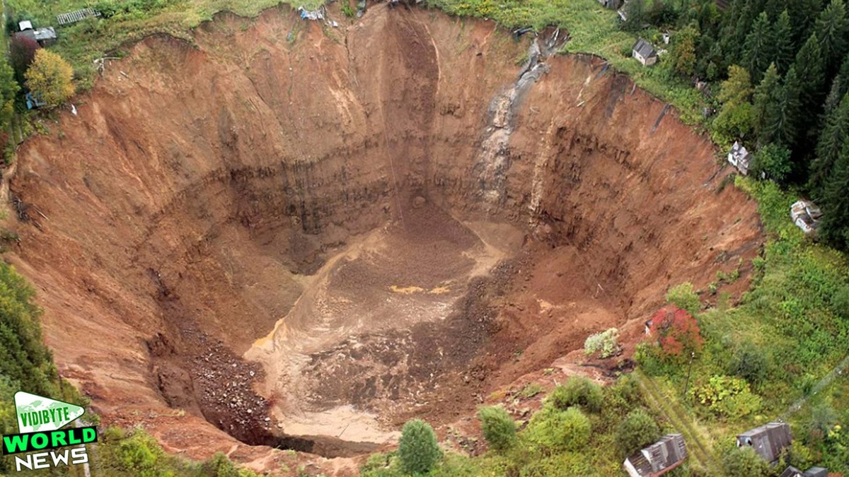    В России образовалась карстовая воронка: последствия и причины