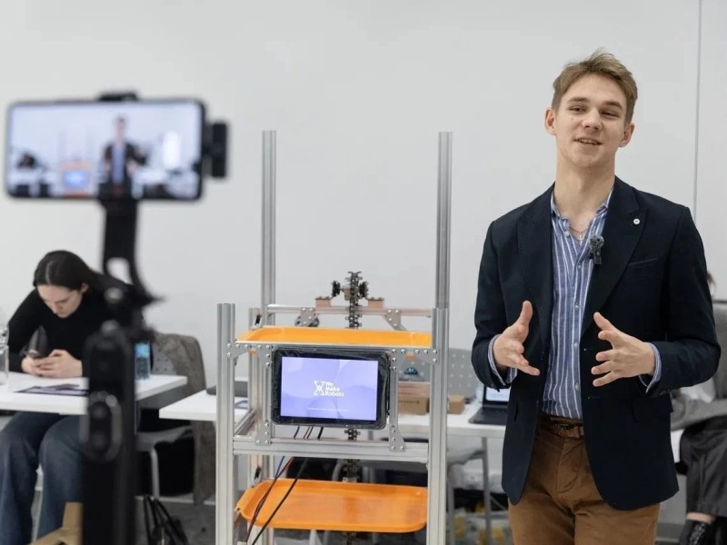    Студенты МИФИ сделали робота-официанта