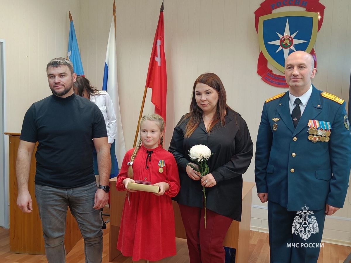    Третьеклассницу из Югорска наградили медалью МЧС