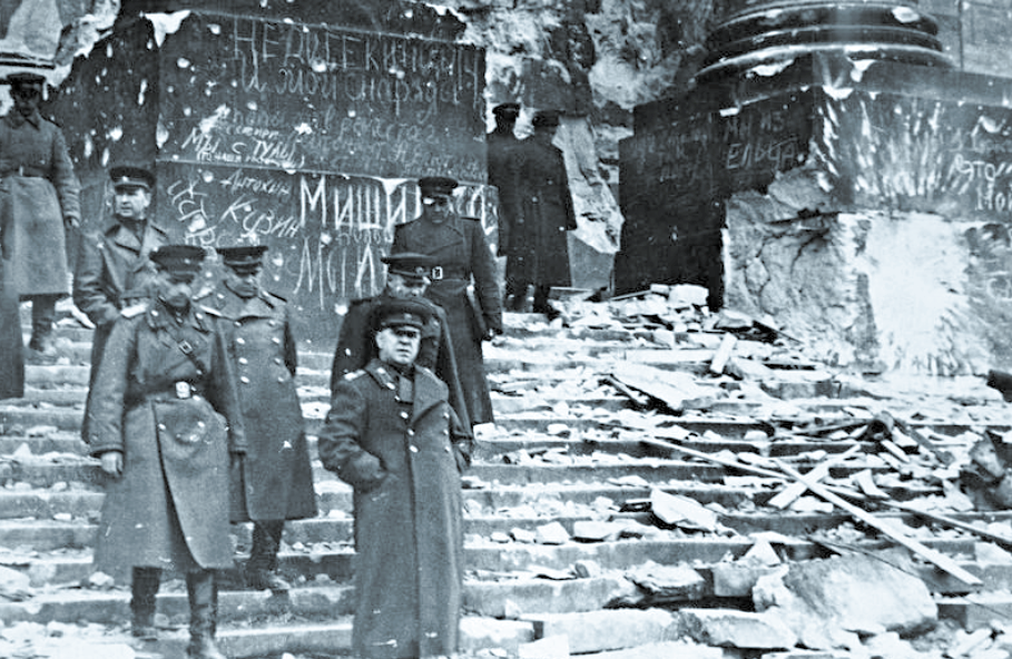 Маршал Жуков у рейхстага, 1945 г.
