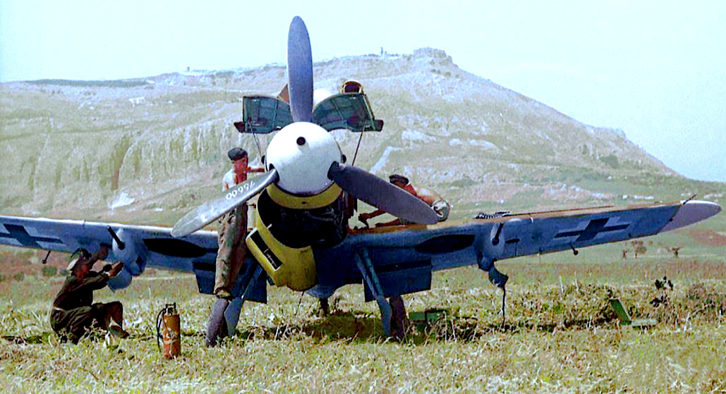 Обслуживание Messerschmitt Bf.109 G-6-R6 на аэродроме, весна 1943 г.