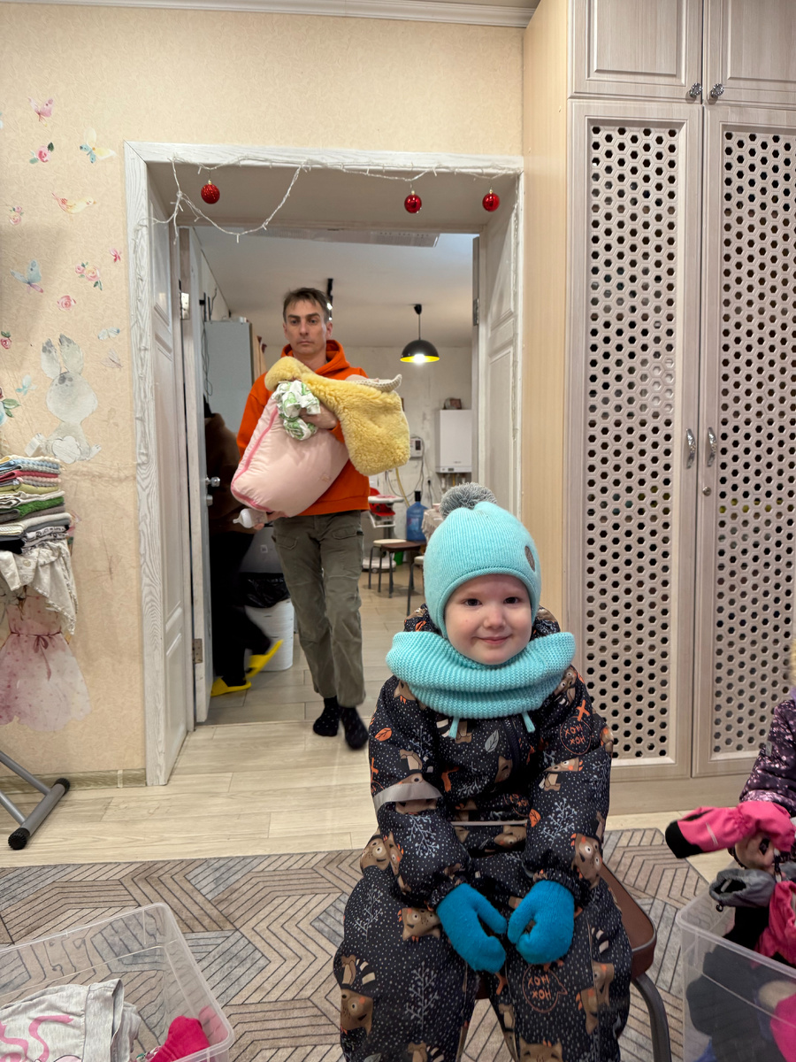 Утро....сборы в садик и школу. 