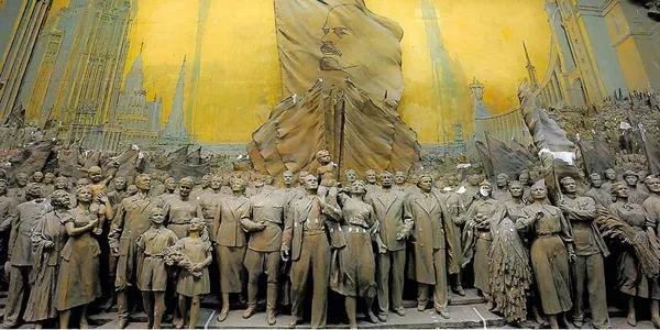 Горельеф "Знаменосцу мира, советскому народу — слава!" на ВДНХ