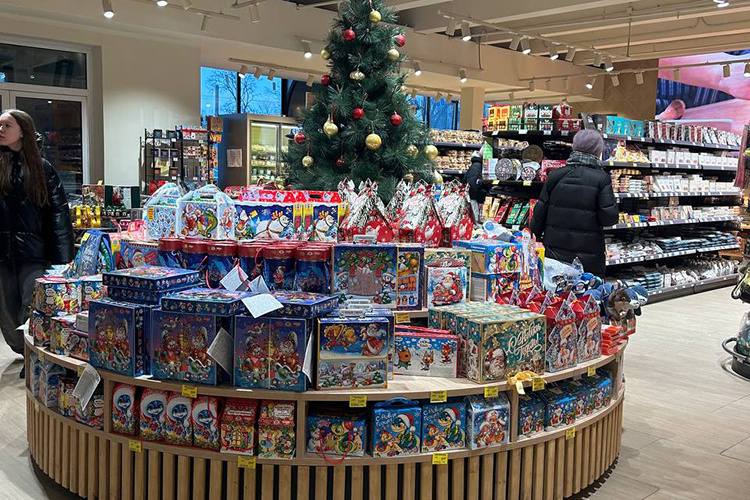    Народ сметает с полок подарочные наборы, корзинки, берет в промышленных масштабах все праздничные коробки, чай в красивой упаковке и шоколад в нарядной обертке.   
Фото: Татьяна Леухина