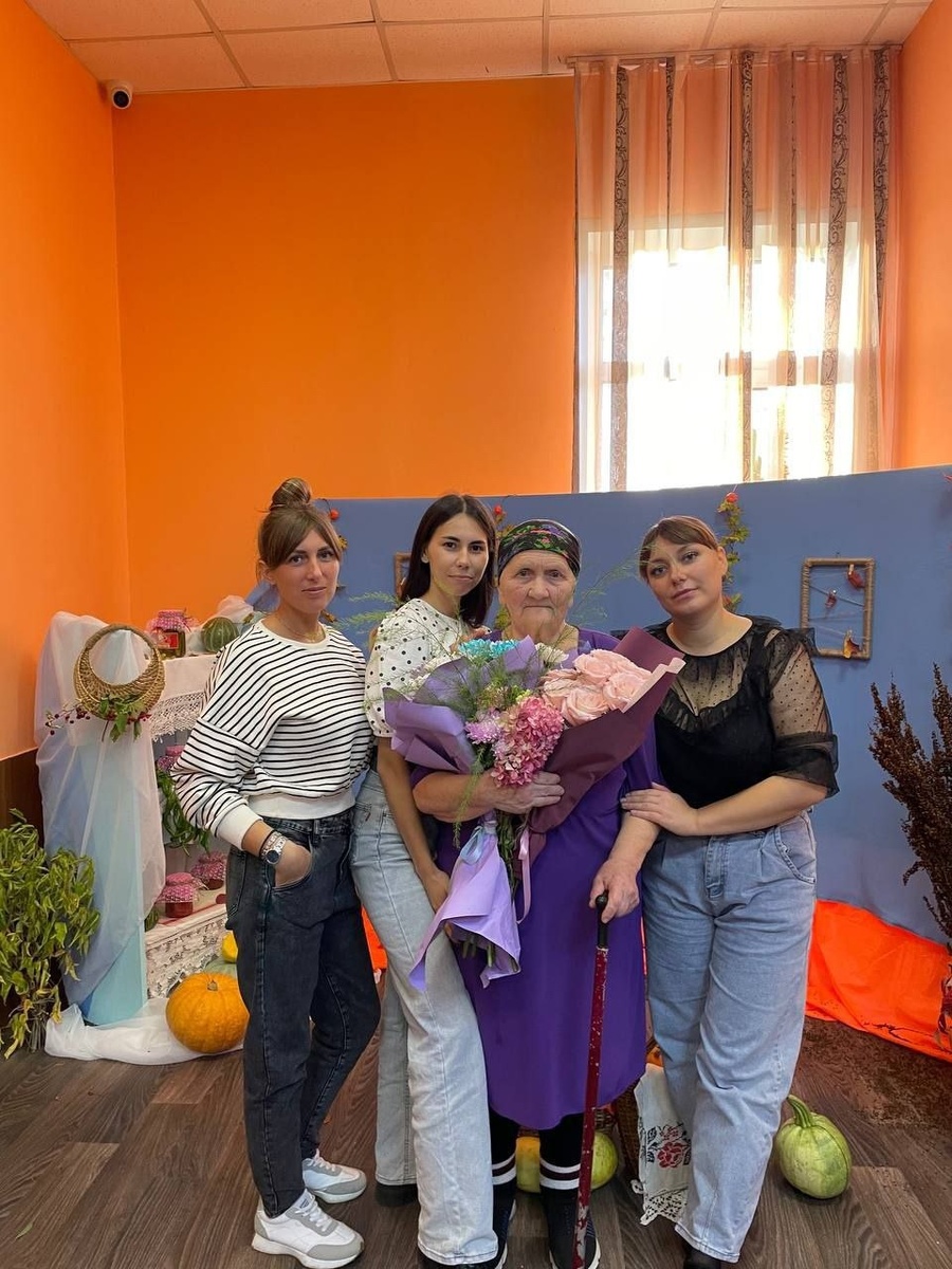 Татьяна Белоножкина (справа) с бабушкой Валентиной Калистратовной (вторая справ)