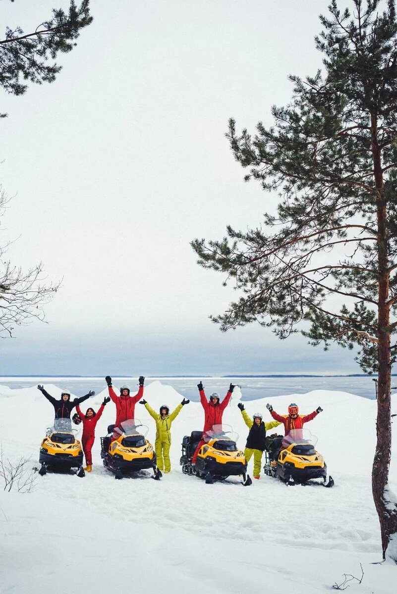 Время чистого катания на снегоходах примерно 1,5 часа в зависимости от темпа группы.