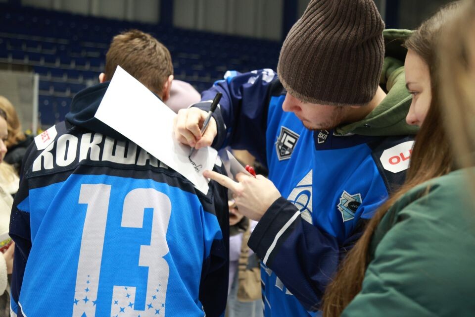    Матч "Динамо-Алтай" с болельщиками и ветеранами. Источник: Олег Укладов