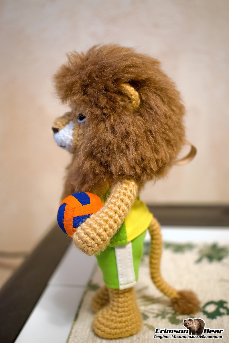 Гордый царственный профиль с пушистой гривой и конечно же хвостик с кисточкой на конце.