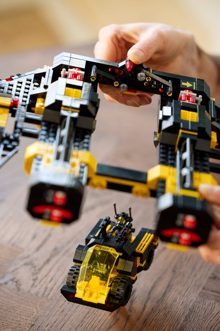 Набор LEGO® Icons «Blacktron: Ренегат» (арт. 10355)