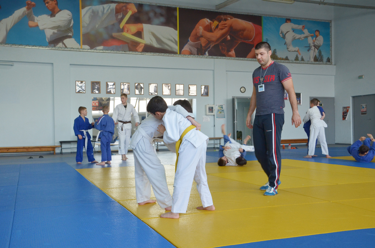 ДЗЮДО – ЭТО ЯПОНСКОЕ БОЕВОЕ ИСКУССТВО С ДРЕВНИМИ КОРНЯМИ, ПРОИСТЕКАЮЩИМИ ИЗ САМУРАЙСКИХ ТРАДИЦИЙ. В НАСТОЯЩЕЕ ВРЕМЯ ДЗЮДО ТАКЖЕ ВКЛЮЧЕНО В ПРОГР