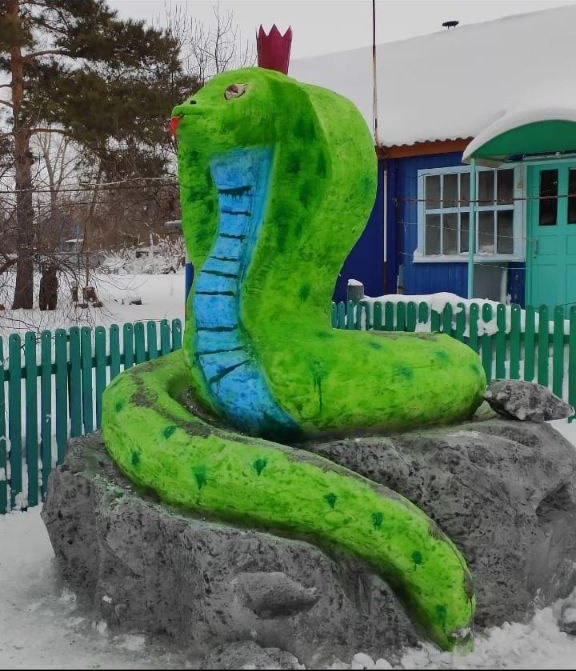  📷    Змея сменила дракона: Семья Акуловых из Кувандыкского округа слепила из снега символ года Марина Шарт