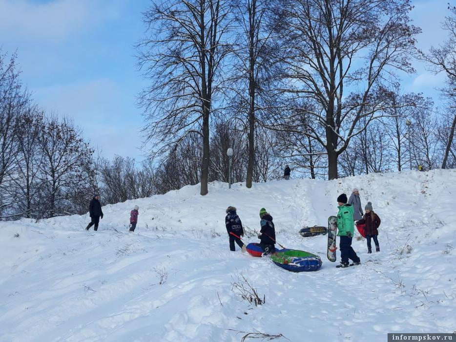 Чаще всего дети в Пскове получают травмы во время катания на «ватрушках». Фото: ПАИ