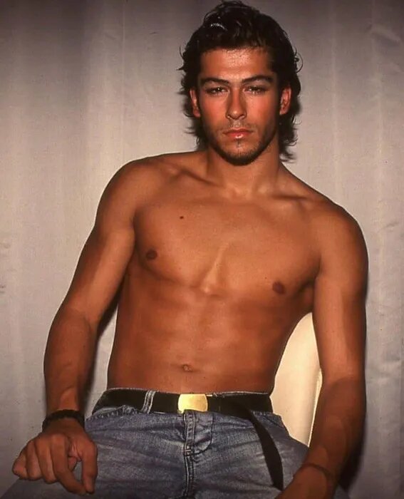 Бурак Озчивит в молодости. Фото: in.pinterest.com