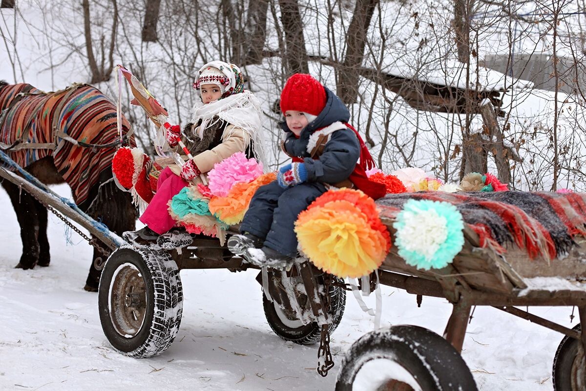 Катание на конях в упряжках — одна из святочных традиций. Источник: Shutterstock📷

