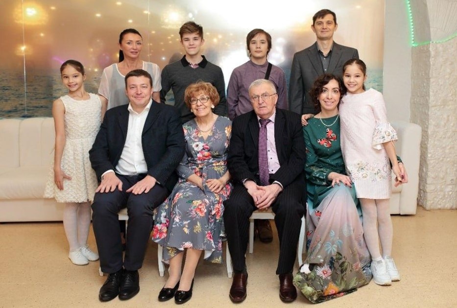 Зеленины Тамара Ивановна, Виктор Степанович с детьми и внуками