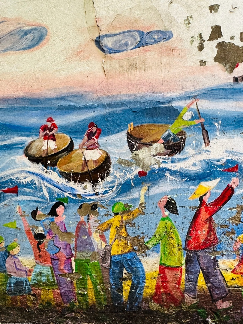 Картины в Деревне фресок в Дананге живые, рассказывают о жизни, культуре, быте Вьетнама