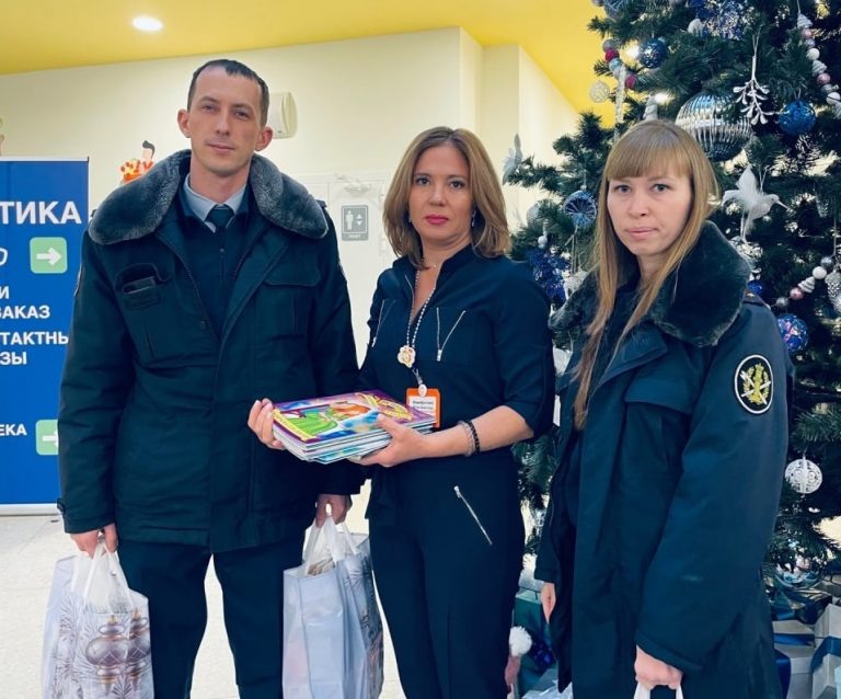    Сотрудники оренбургского УФСИН подарили новогодние подарки пациентам областной больницы Антон Пичурин