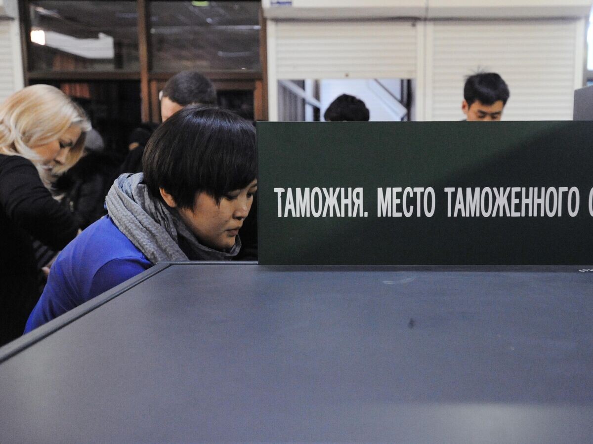    Таможенный и пограничный контроль на автомобильном пункте пропуска на российско-китайской границе© РИА Новости / Евгений Епанчинцев