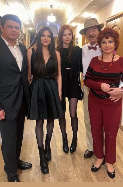    Михаил Боярский с семьей, фото: 7 дней