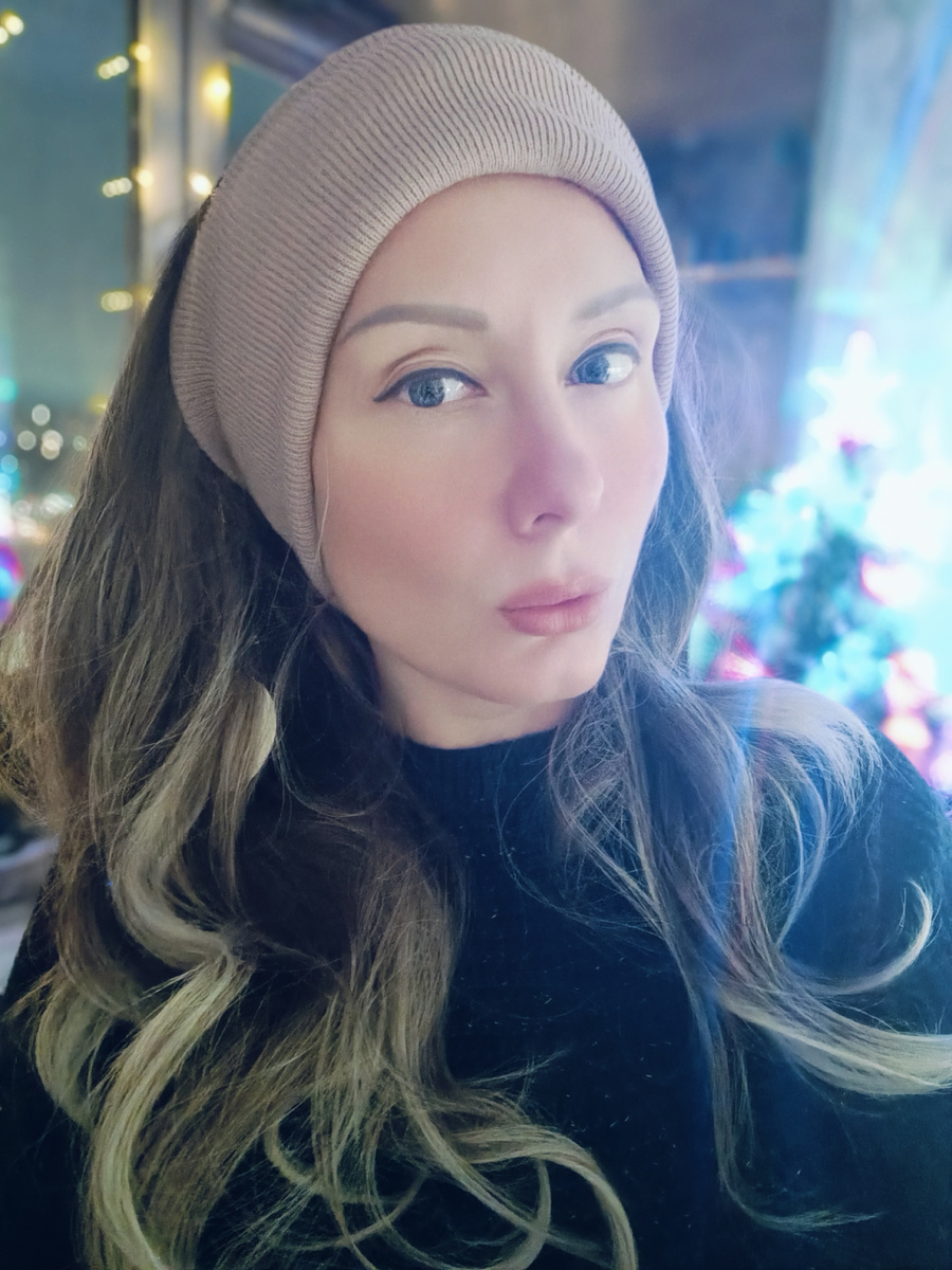 Киса. Искала меховую повязку на голову под свой воротник из чернобурки. Не нашла. Пока в такой хожу. 