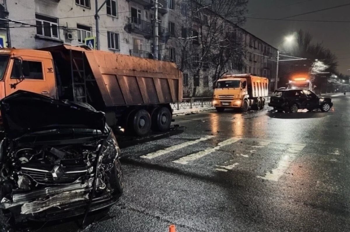    Две легковушки врезались в «КАМАЗ» дорожной службы