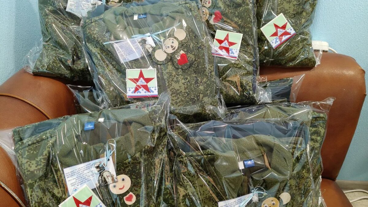    В Ноябрьске местные жители сшили тысячу Чебурашек для бойцов СВО