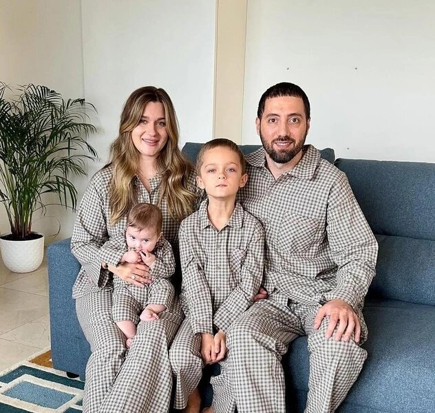 Артист переехал в другую страну, сменил профессию и обзавелся новой избранницей

Реклама
