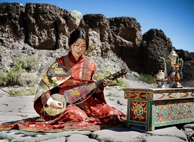 Одежда расшита ручной аппликацией из Варанаси.