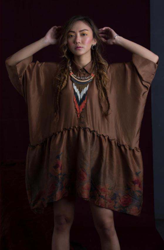 Одежда в современном дизайне, но с традиционными мотивами