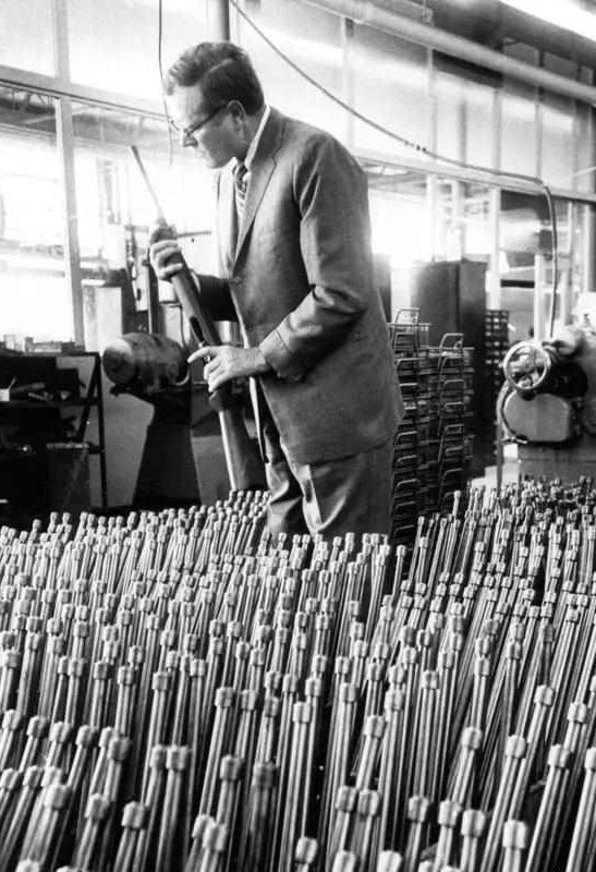 Билл Ругер проверяет свою продукцию.