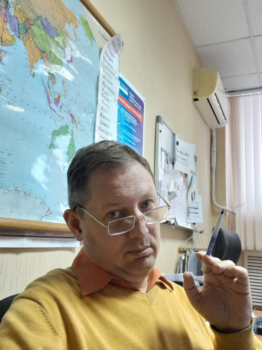 Это уставший автор! Очки не ношу, одолжил у соседа!