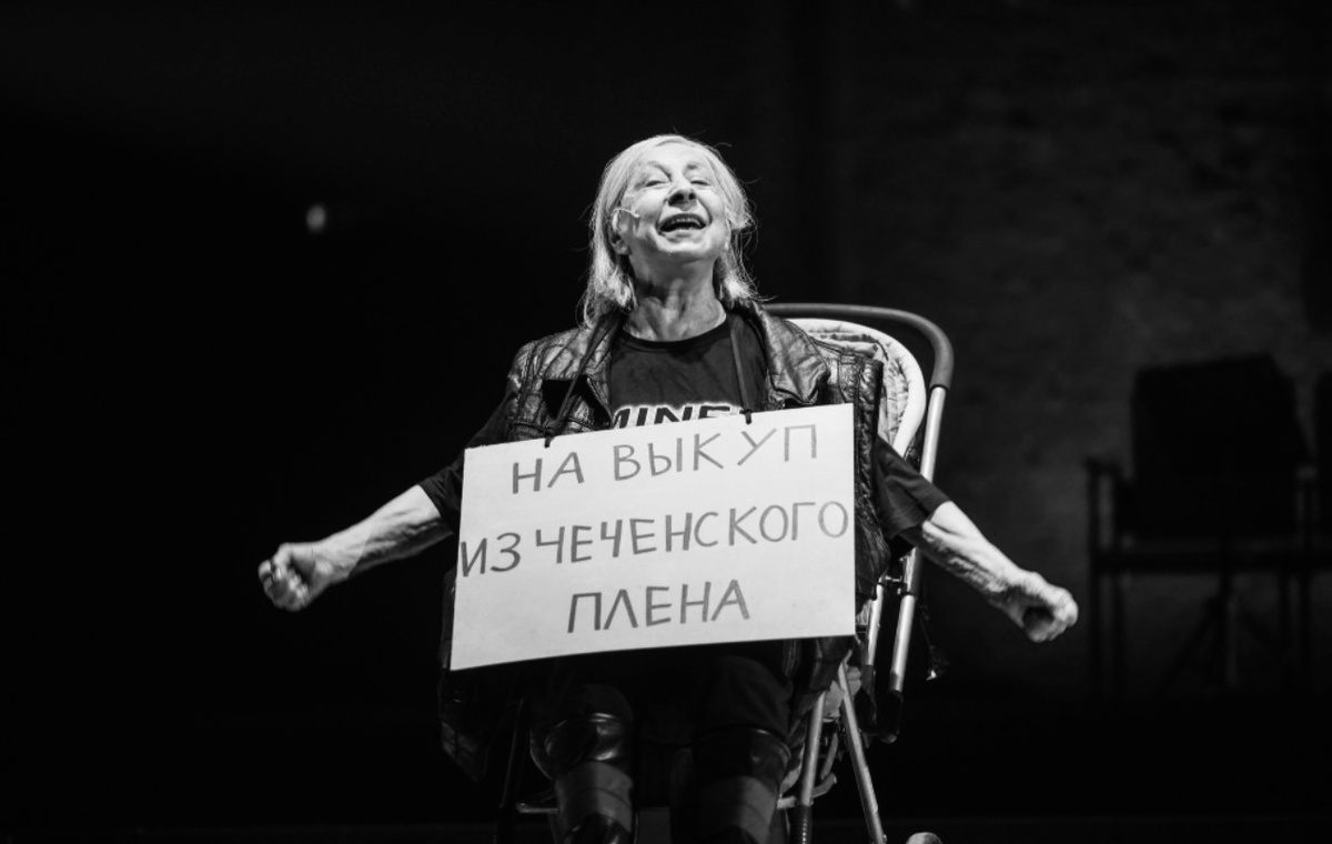 Лия Ахеджакова в спектакле «Первый хлеб»