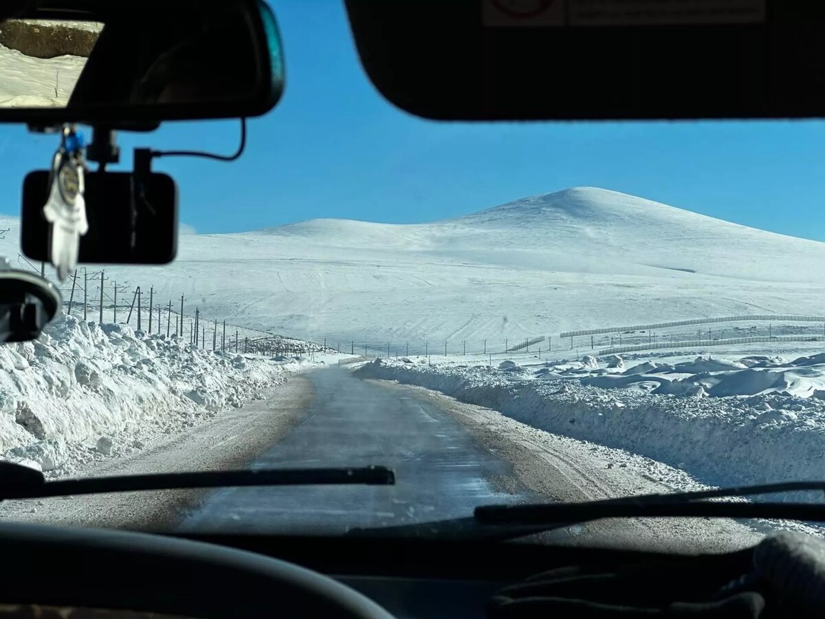 Зимняя дорога в горах в снегу © photo: Sputnik / Stringer