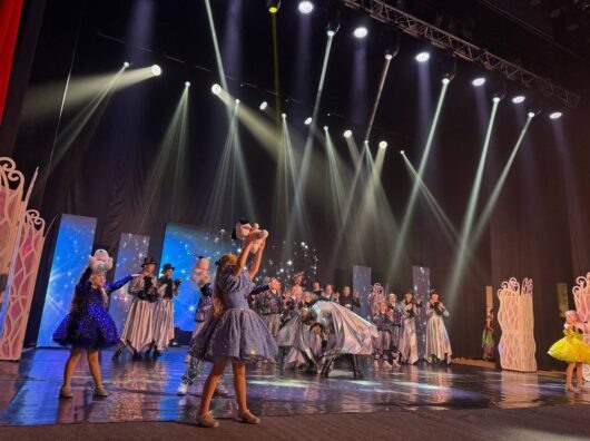    В Ростове прошел благотворительный спектакль-сказка «Волшебное зазеркалье» //Фото БФ «Имена»