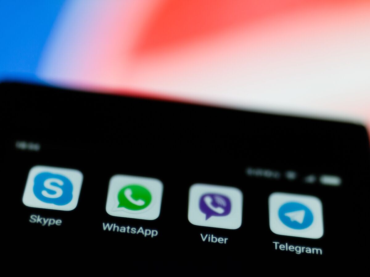    Логотипы мессенджеров на экране смартфона© Depositphotos.com / inkytape