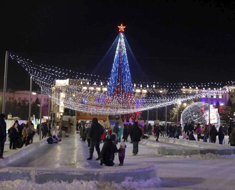 Гидрометцентр Бурятии обнародовал прогноз погоды на предстоящие дни, до 1 января включительно. По данным синоптиков, за исключением севера сильных морозов в республике не ожидается.Так, 29 декабря по республике прогнозируется переменная облачность, местами небольшой снег, по Прибайкалью и северу до умеренных снегопадов. Температура ночью будет -22, -27, местами -12, -17, по северу -29, -34. Днем ожидается -13, -18, местами -4, -9, по северо-востоку -18, -23 градуса.30-31 декабря по республике облачно с прояснением, местами небольшой снег, по Прибайкалью и северной половине Бурятии до умеренных снегопадов. Температура ночью -19, -24, местами -29, -34, по Прибайкалью при снеге -9, -14. Днем будет -11, -16, местами -5, -10, по крайнему северу -19, -24 градусов.1 января по республике облачно с прояснением, местами небольшой и умеренный снег. Температура ночью -19, -24, местами -29, -34, по Прибайкалью при снеге -9, -14. Днем -11, -16, местами -5, -10, по крайнему северу -19, -24.Отметим, во все дни будет достаточно ветрено, в отдельных районах сила ветра будет достигать 12-17 м/с.В Улан-Удэ ночью 29 декабря преимущественно без осадков, днем небольшой снег. Ветер западный 4-9 м/с. Температура воздуха ночью -22, -24, днем -12, -14.30-31 декабря в Улан-Удэ временами небольшой снег. Ветер переменный 4-9 м/с, 31 декабря днем порывы до 14 м/с. Температура воздуха ночью -20, -24, днем -11, -16.1 января в Улан-Удэ временами снег. Ветер северо-западный 9-14 м/с. Температура ночью -16, -20, днем -11, -15 градусов.