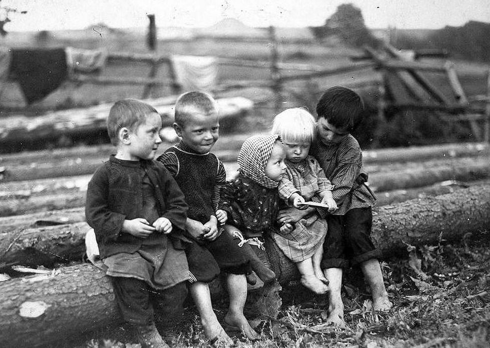 Нет. Это не фото из семейного архива. Это я нашёл на просторах Инета. Босоногое детство. Фото Яндекс.Картинки. 