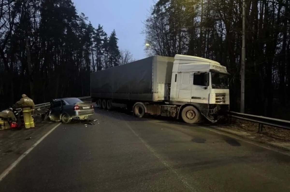    На трассе под Воронежем столкнулись фура и легковушка: один человек погиб
