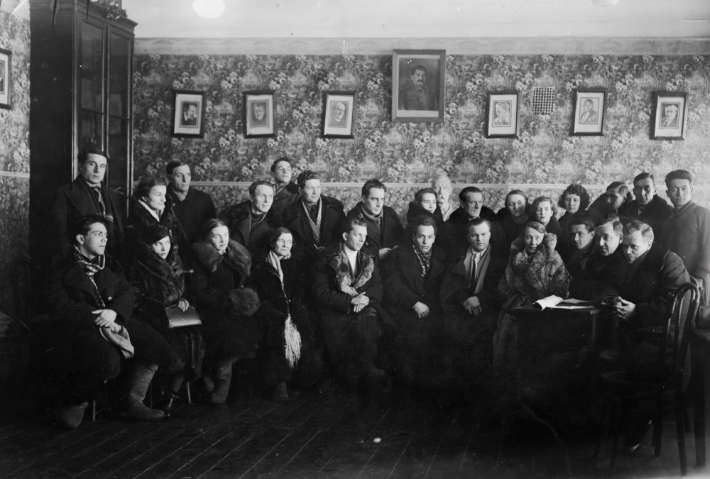 1-й колхозно-совхозный театр. г. Гжатск. 1938 г. Из фондов ФГБУК «Музей-заповедник Ю.А. Гагарина». (На снимке Калачевская Т.А. сидит в первом ряду восьмая по счету - слева направо)